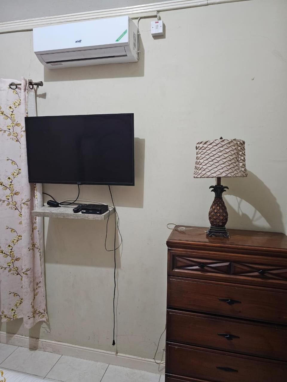 #1 Jacaranda Vacation Home Spanish Town Exteriör bild